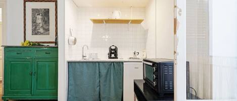 Réfrigérateur, micro-ondes, plaque de cuisson