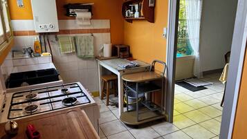 Oven, stovetop, coffee/tea maker, cookware/dishes/utensils