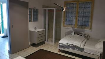 1 Schlafzimmer, Reisekinderbett