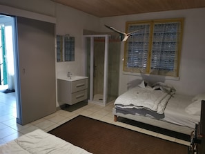 1 makuuhuone, vauvan matkasänky