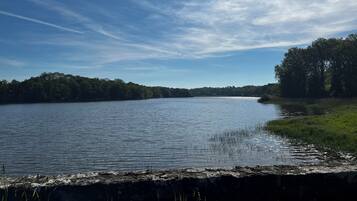 1 bedroom, travel crib