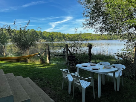 Outdoor dining. CHALET on the edge of the Moutiers lake, peaceful greenery, sleeps 4
