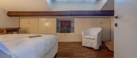 2 bedrooms, iron/ironing board, Internet, bed sheets