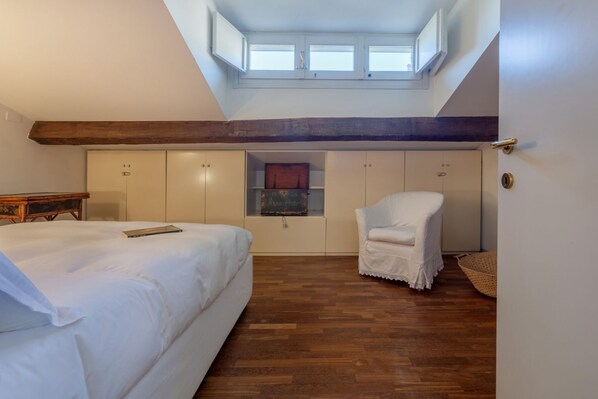 2 bedrooms, iron/ironing board, Internet, bed sheets