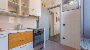 Frigorifero, microonde, forno, piano cottura