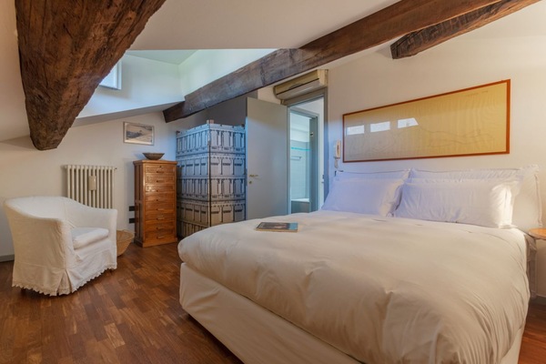 2 bedrooms, iron/ironing board, internet, bed sheets