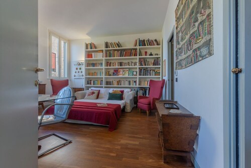 GuestHost - 'La casa Gialla' central Apartment!