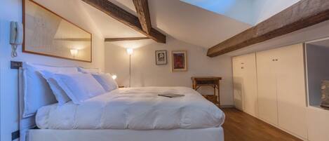 2 bedrooms, iron/ironing board, Internet, bed sheets