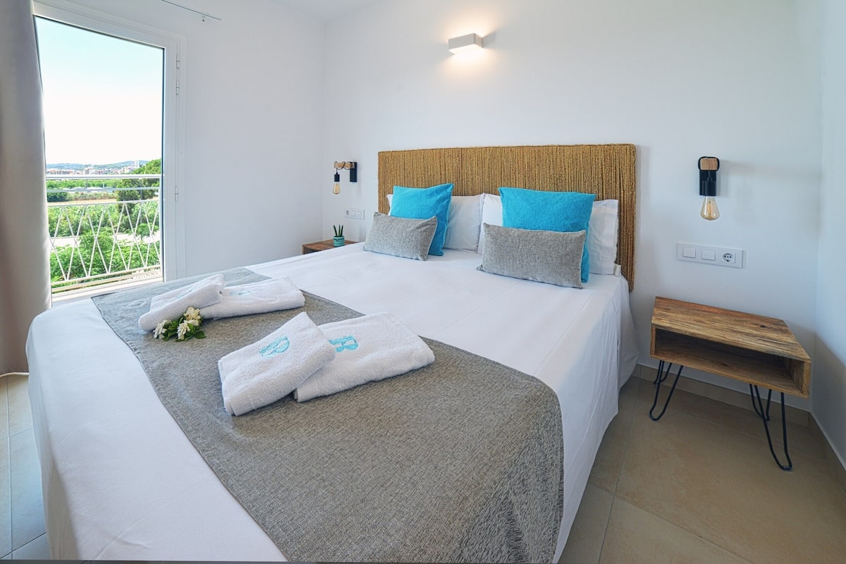Panoramic Studio, 1 Double Bed, Balcony, Sea View | 2 bedrooms, premium bedding, down duvets, pillow-top beds