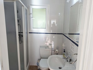 Bañera con ducha, toallas
