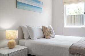 5 bedrooms, internet, bed sheets - Amalena by the sea Su (Vincentia)