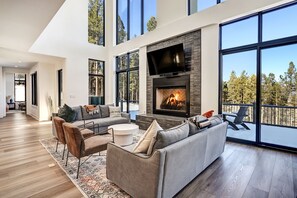 Télévision, cheminée, baby-foot, table de tennis de table