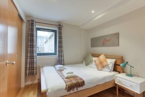 2 habitaciones, tabla de planchar con plancha y cuna de viaje 