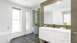 Badekar, hårføner og håndklær