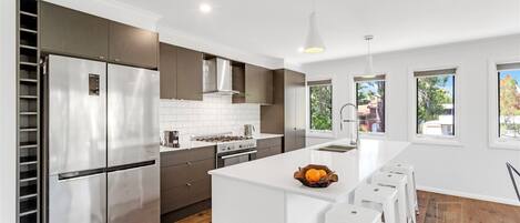 Kjøleskap, mikrobølgeovn, ovn og kokeplater