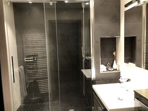 Dusche, Haartrockner, Handtücher, Seife