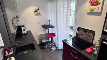 Réfrigérateur, micro-ondes, four, plaque de cuisson