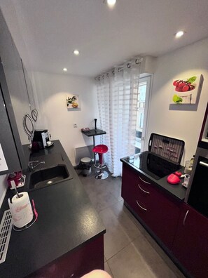 Kühlschrank, Mikrowelle, Ofen, Herdplatte