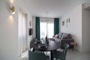 Premium-Apartment, Stadtblick | Wohnbereich