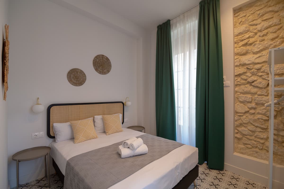 Deluxe Apartment, City View | 1 bilik tidur, peralatan tempat tidur premium, gebar bulu kapas
