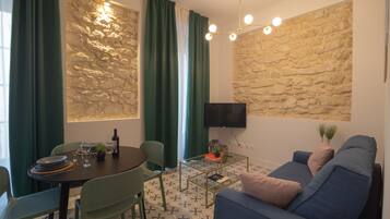 Departamento Deluxe, vista a la ciudad | Área de sala de estar