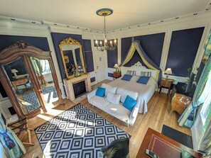 20 Schlafzimmer, Schreibtisch, Bügeleisen/Bügelbrett, Reisekinderbett