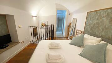 1 camera, una cassaforte in camera, ferro/asse da stiro