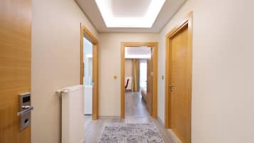 Leilighet, 1 queensize-seng med sovesofa | Minibar, skrivebord, skrivebord for bærbar PC og strykejern/-brett