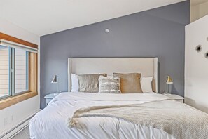 2 dormitorios, tabla de planchar con plancha, cuna de viaje