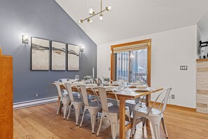 Dining - Rooftop Hot tub| Spacious| Pet Friendly| Incredible Views| Gym (Canmore)