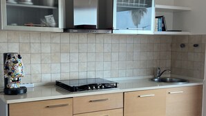 Una cocina moderna con estufa a gas, un lavamanos y armarios de madera.
