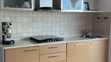 Kühlschrank, Mikrowelle, Ofen, Herdplatte