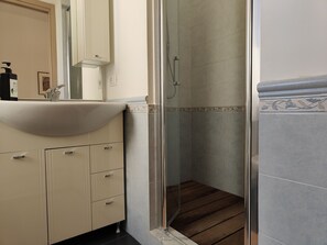 Chuveiro, secador de cabelo, bidê, toalhas de banho