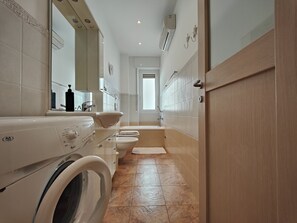 Doccia, asciugacapelli, bidet, asciugamani