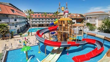 Een binnenzwembad en een seizoensgebonden buitenzwembad