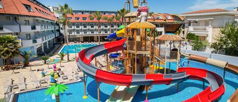 Una piscina cubierta, una piscina al aire libre de temporada, sombrillas