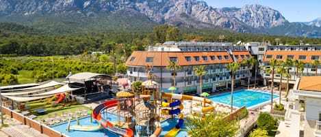 Piscine couverte, piscine extérieure (ouverte en saison)