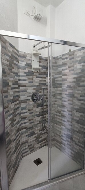 Dusche, kostenlose Toilettenartikel, Haartrockner, Bidet