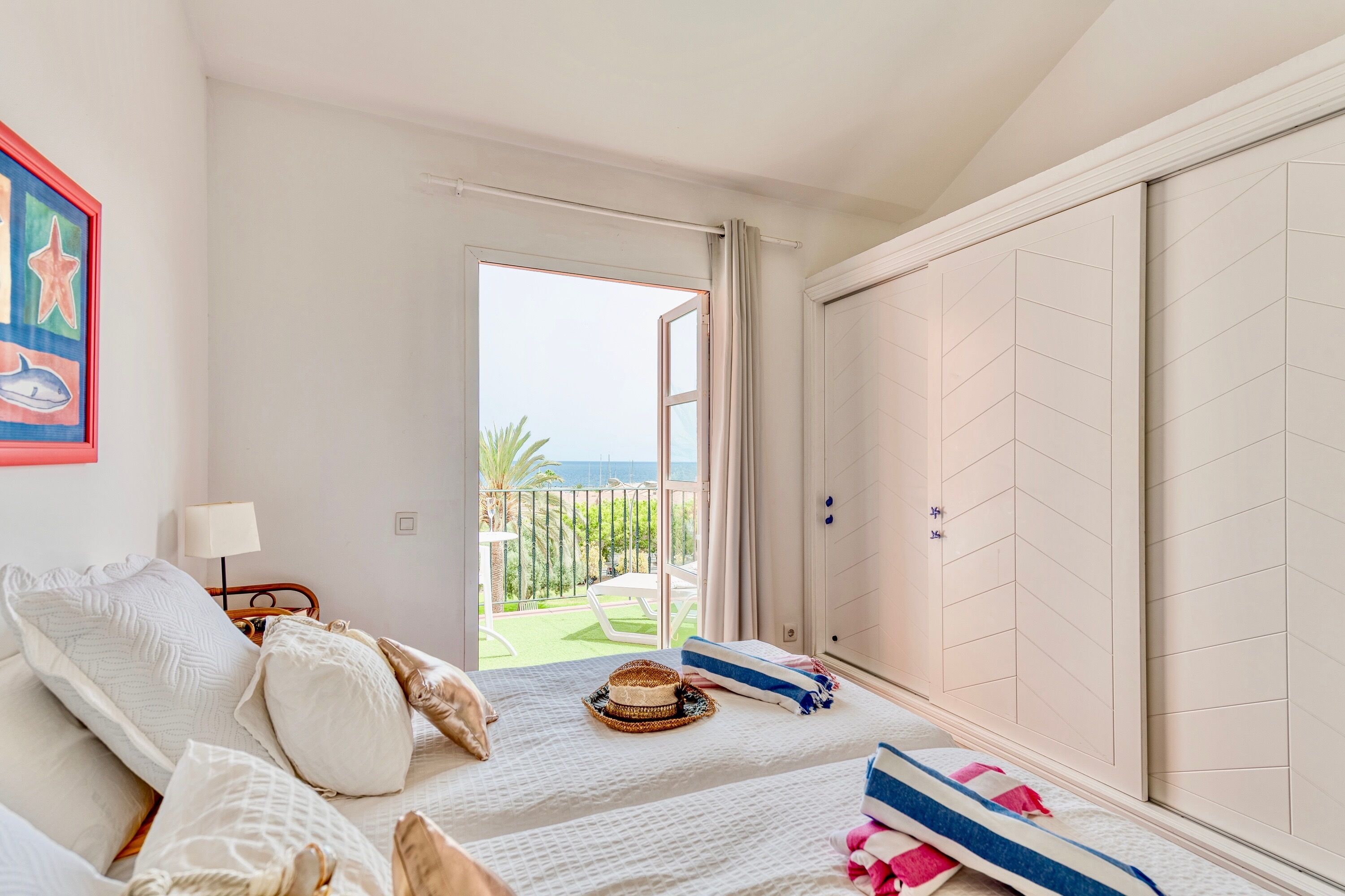 5 chambres, bureau, fer et planche à repasser, lit parapluie