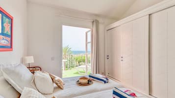 5 chambres, bureau, fer et planche Ă repasser, lit parapluie