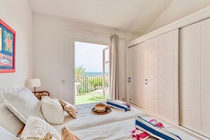 5 dormitorios, escritorio, tabla de planchar con plancha y cuna de viaje