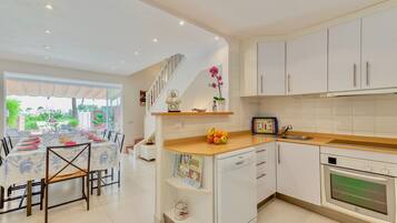 Een koelkast, een magnetron, een oven, een kookplaat