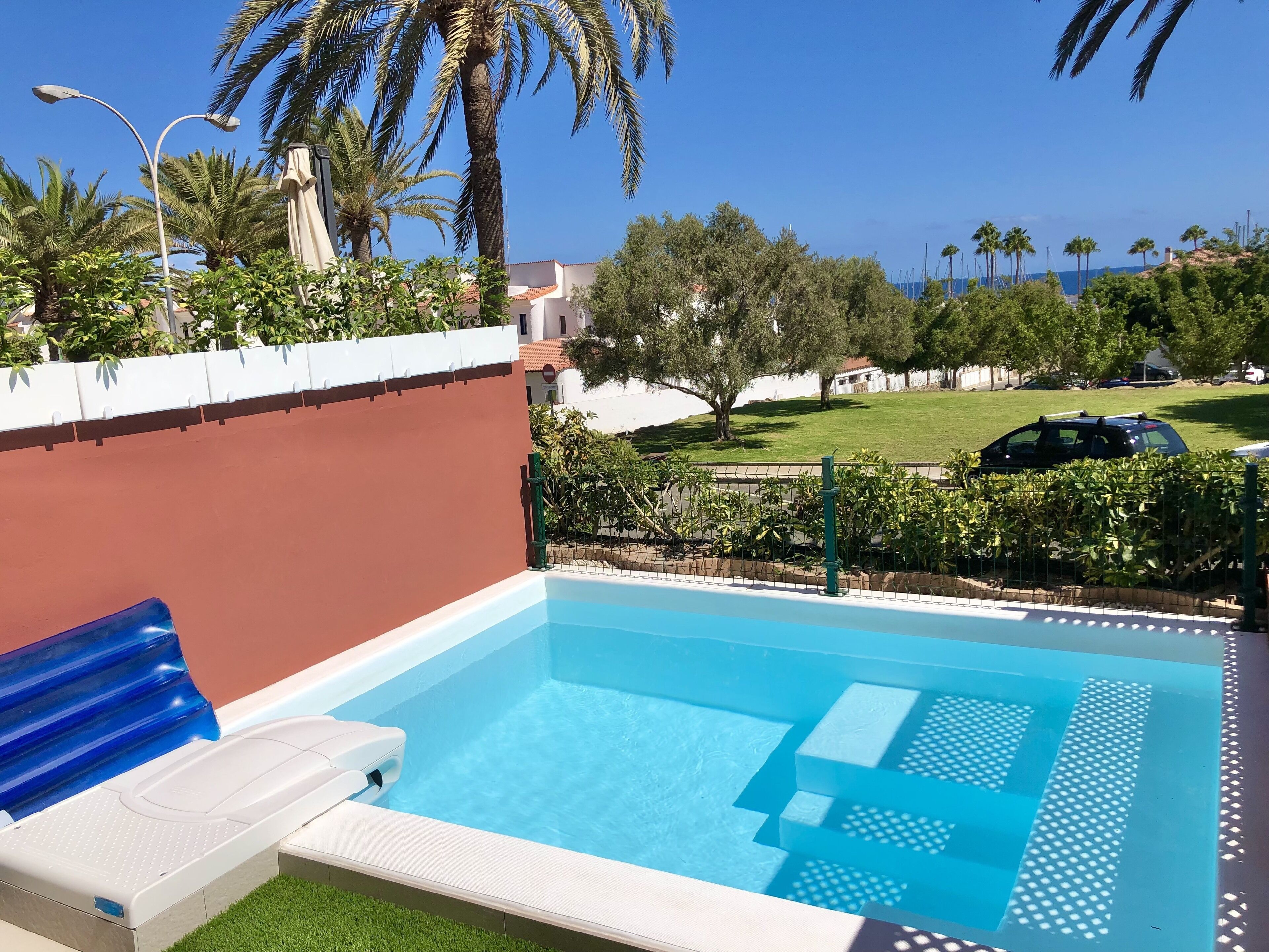 Een buitenzwembad, een verwarmd zwembad