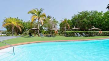 Een buitenzwembad, een verwarmd zwembad