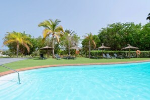 Una piscina al aire libre, una piscina climatizada