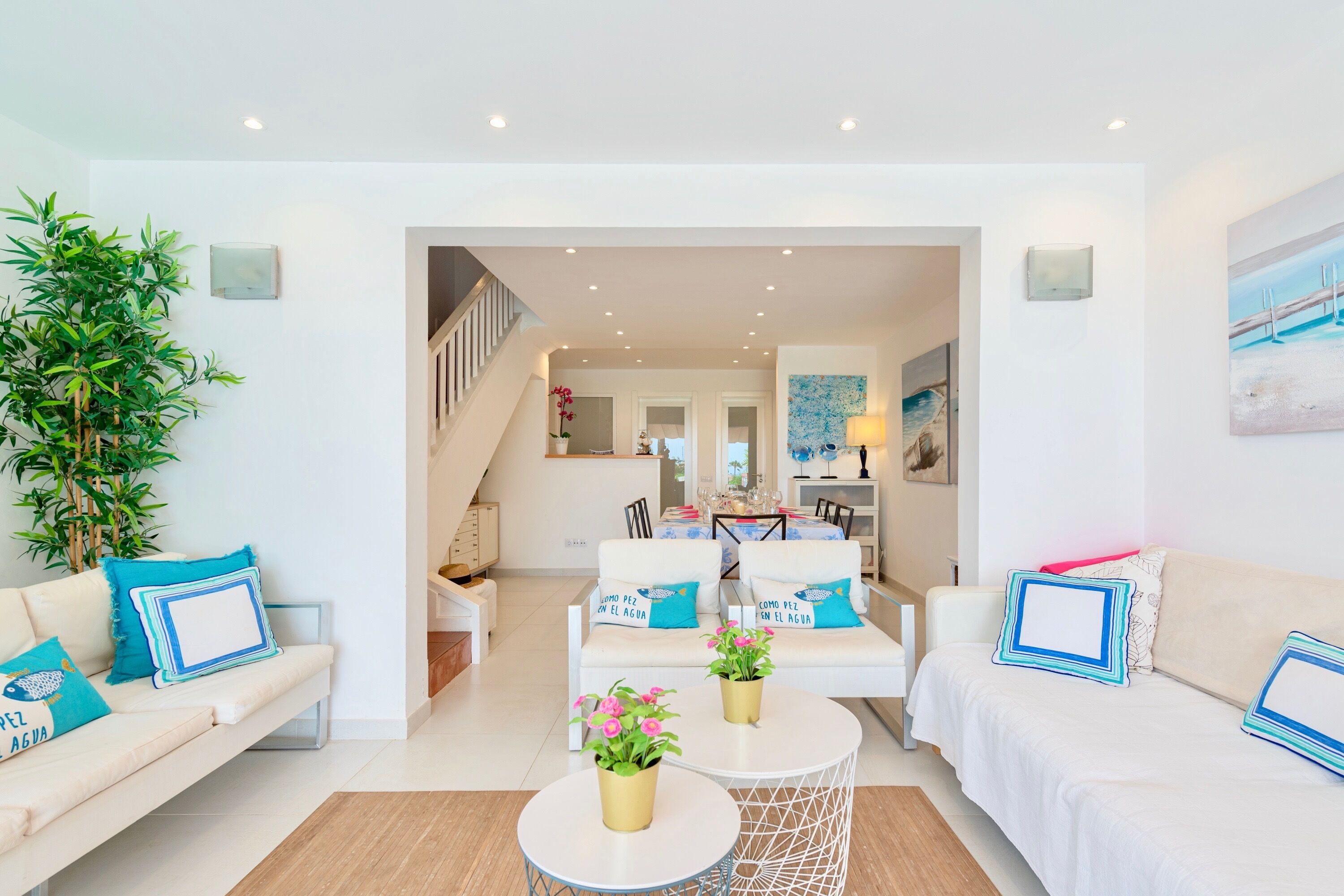 Een smart-tv en boeken