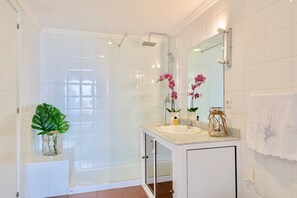 Douche, sèche-cheveux, bidet, serviettes fournies
