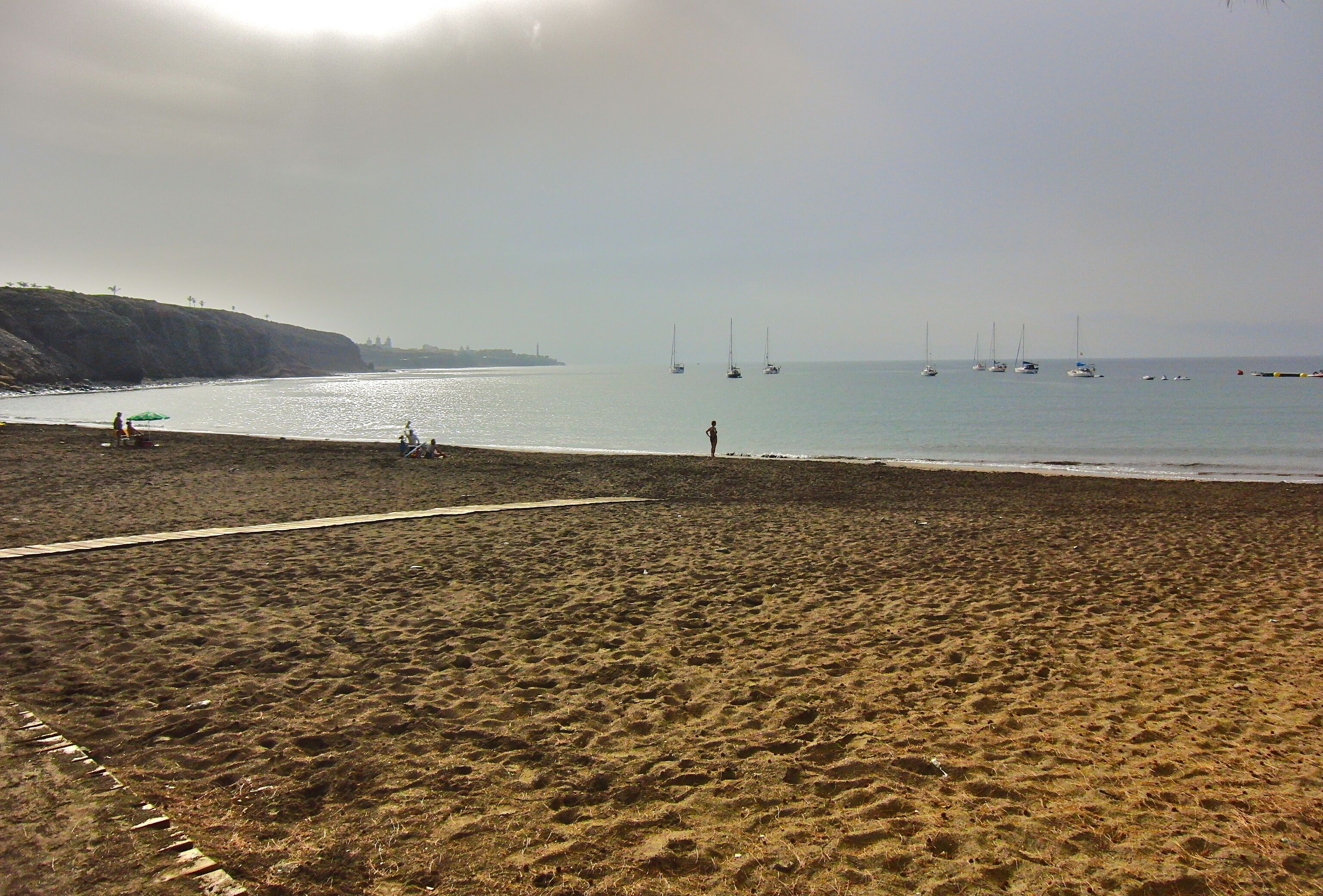 Ubicación cercana a la playa y tumbonas
