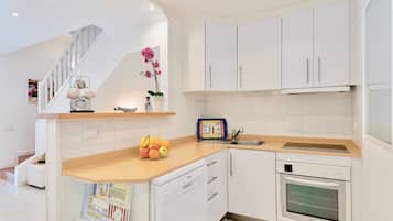 Een koelkast, een magnetron, een oven, een kookplaat