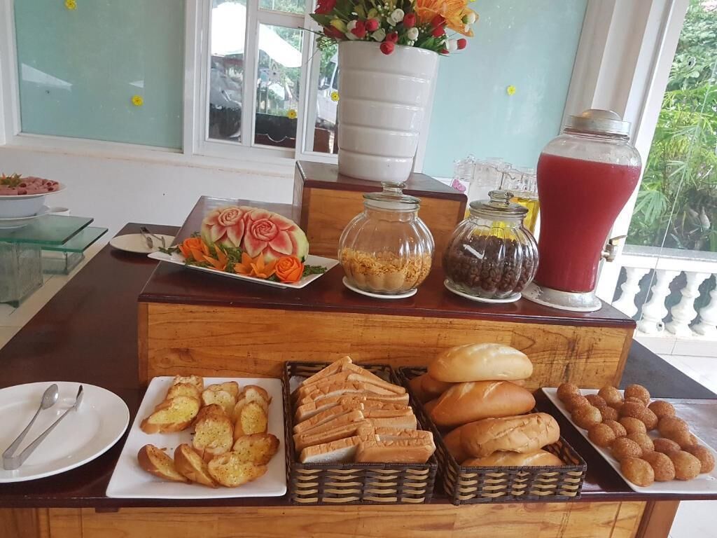 Aamiainen tarjoillaan buffetpöydästä, ja siinä on tarjolla leipää, leivonnaisia sekä hedelmävalikoima.